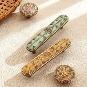 Tirador de armario de madera y latón: tiradores dibujados a mano, pomo de cajón colorido