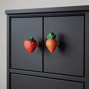 Knopp i mässing i trä med djurmotiv, lådhandtag för barnrum, tecknade beslag för garderob