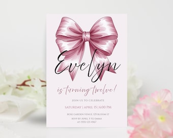 Könnte beinhalten: Eine hellrosa Einladungskarte mit einer detaillierten Schleifenillustration. Der Text "Evelyn is turning twelve!" ist in eleganter Schrift gehalten, mit Veranstaltungsdetails. Die Einladung ist für eine Geburtstagsfeier.