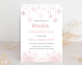 Peut inclure: Une carte d'invitation blanche avec un motif aquarelle rose et des accents de flocons de neige. Le texte indique "Winter ONEDERLAND Celebration" et "Anna a un an !" avec les détails de l'événement. La carte mesure 12,7 x 17,8 cm.