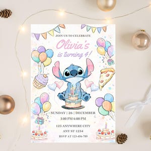 Może przedstawiać: Zaproszenie na urodziny z akwarelową ilustracją Stitcha. Zaproszenie zawiera tekst "Olivia's is turning 4!" oraz szczegóły przyjęcia. Kolorowe balony, babeczki i dekoracje tortu otaczają główną postać.