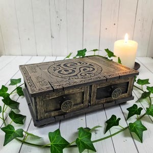 Caixa de madeira entalhada – Armazenamento místico para joias, cartas, pêndulos e pedras, personalizável