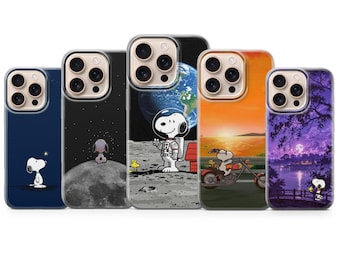 Puede incluir: Cinco fundas para teléfono con diseños de Snoopy y Woodstock. Las fundas muestran a Snoopy en el espacio, en una motocicleta y bajo un cielo estrellado. Cada funda tiene un color de fondo diferente. Diseñado para un teléfono móvil.