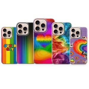 Könnte beinhalten: Fünf Handyhüllen mit farbenfrohen Designs. Die Hüllen zeigen Regenbogenstreifen, ein Regenbogenherz und den Text "SUPER GAY". Andere Hüllen haben abstrakte Designs in Regenbogenfarben.