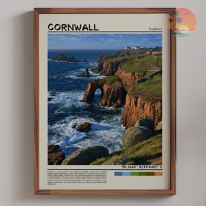 Pode incluir: Uma impressão artística emoldurada com uma fotografia da costa da Cornualha, na Inglaterra. A imagem mostra falésias escarpadas, um arco de rocha natural e ondas azuis. O texto diz Cornwall, England e inclui as coordenadas 50.2660 N 19.0402 E.