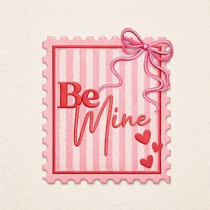 Puede incluir: Diseño bordado en rosa y rojo con las palabras "Be Mine" sobre un fondo a rayas. El diseño incluye un lazo rosa y tres corazones rojos, todo dentro de un borde similar a un sello postal.