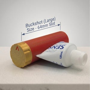 Peut inclure: Un Buckshot (Large) rouge et or avec une fente de 64 mm, tenant un tube blanc de dentifrice Sens. Le tube de dentifrice est blanc avec du texte bleu et un bouchon blanc. Le Buckshot a un embout doré avec une flèche rouge.