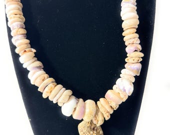 Collar de concha Puka de 28 cm con colgante grande de Tritón de Nicobar - Hecho en Hawái / #pn029
