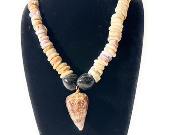 Collar de concha de Puka con nuez de Kukui, 14 pulgadas con concha de Puka penniforme grande/ #pn018