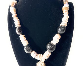 Collar de concha de Puka con nuez de Kukui, 14 pulgadas con cono hebreo / #pn014
