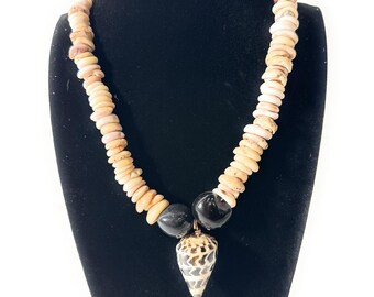Collar de concha de Puka con nuez de Kukui, 14 pulgadas con concha de Puka hebrea grande/ #pn017