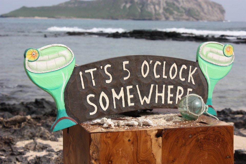 Metallschild „It's Five O’clock Somewhere“ – Aluminium, Wetterfest, Mit 4 Aufhängebohrungen