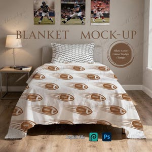 Puede incluir: Un juego de cama blanco con un patrón repetido de balones de fútbol americano marrones con líneas de velocidad. Las palabras "BLANKET MOCK-UP" están en la parte superior. La imagen también incluye el texto "Digital File" y logotipos de software.