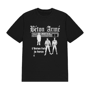 Pu&ograve; includere: Una t-shirt nera a maniche corte con una stampa grafica bianca. Il design include il testo B&eacute;ton Arm&eacute;, MONTREAL e L'Union Fait La Force, insieme alla sagoma di una persona e due figure in piedi in uno stile di disegno a linee.