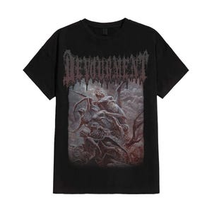 以下が含まれることがあります： 黒いTシャツ。ゴシック体のフォントでバンド名「DEFORMAMENT」がプリントされています。詳細でシュールなイラストが特徴で、暗く雰囲気のあるシーンに人物が描かれ、くすんだ色合いです。