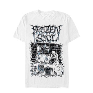 Peut inclure: T-shirt blanc avec un motif graphique. Le motif pr&eacute;sente le texte "FROZEN SOUL" dans une police gothique, un squelette, un mur de briques et d'autres figures squelettiques dans un sch&eacute;ma de couleurs noir et bleu.