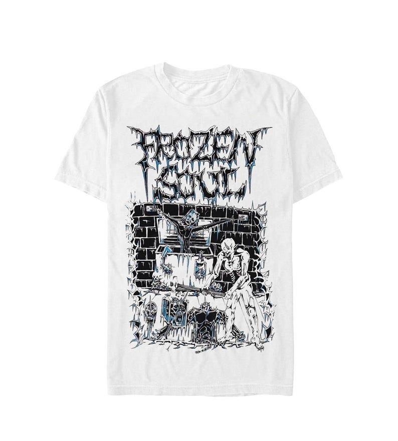 Peut inclure: T-shirt blanc avec un motif graphique. Le motif pr&eacute;sente le texte "FROZEN SOUL" dans une police gothique, un squelette, un mur de briques et d'autres figures squelettiques dans un sch&eacute;ma de couleurs noir et bleu.