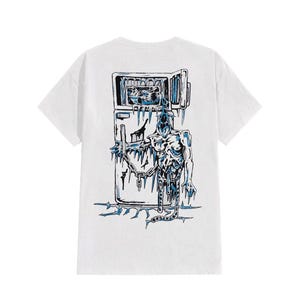Peut inclure: T-shirt blanc avec une illustration bleue et noire d'une personne &eacute;mergeant d'un r&eacute;frig&eacute;rateur. Le motif comprend des gla&ccedil;ons et une esth&eacute;tique glac&eacute;e, cr&eacute;ant un t-shirt graphique unique.