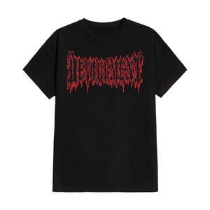 Puede incluir: Camiseta negra con la palabra "DEVOURMENT" en rojo, con una fuente estilizada y goteante en el pecho. La camiseta de manga corta está hecha de un material suave y tiene cuello redondo.