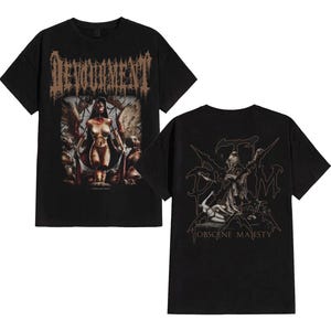 Könnte beinhalten: Schwarzes T-Shirt mit einem grafischen Design. Auf der Vorderseite steht das Wort "DEVOURMENT" in einer verwitterten Schriftart über einer nackten Figur mit Flügeln. Die Rückseite hat ein ähnliches Design mit den Worten "OBSCENE MAJESTY".