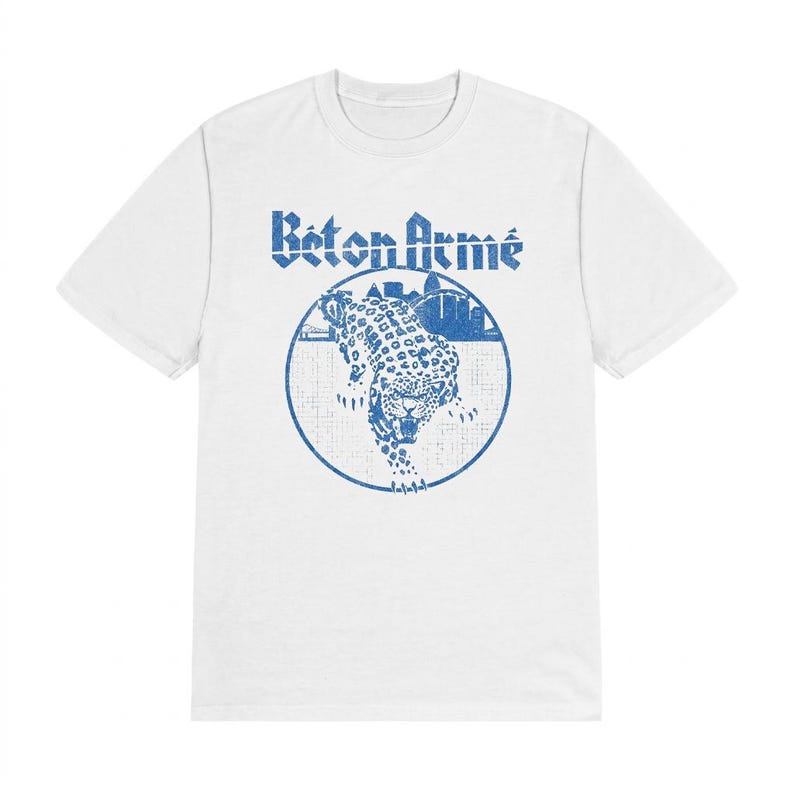 K&ouml;nnte beinhalten: Ein wei&szlig;es kurz&auml;rmeliges T-Shirt mit einem blauen Grafikdruck auf der Brust. Das Design zeigt den Schriftzug "B&eacute;ton Arm&eacute;" &uuml;ber einem kreisf&ouml;rmigen Emblem mit einem schleichenden Leoparden und einer Stadtsilhouette im Used-Look.