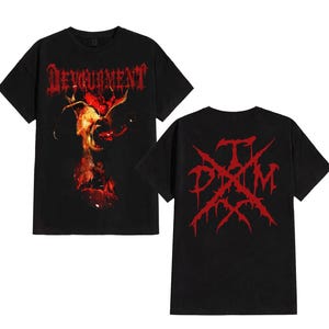 Könnte beinhalten: Schwarze T-Shirts mit roten Grafikdesigns. Ein Shirt zeigt das Wort "Devourment" in einer gotischen Schriftart über einer feurigen Illustration. Das andere Shirt hat die Buchstaben "DTM" in einem ähnlichen Stil auf der Rückseite.
