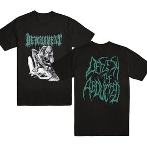 以下が含まれることがあります： 黒の半袖Tシャツで、グラフィックプリントが施されています。前面には、クリーチャーの白黒イラストの上に、スタイリッシュな緑色のフォントで「DEVOURMENT」という文字が描かれています。背面には「DEFLESH THE ABDUCTED」という文字が緑色でプリントされています。
