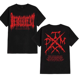 Könnte beinhalten: Schwarze T-Shirts mit roten Grafikdesigns. Ein T-Shirt zeigt das Wort "DEVOURMENT" in einer gotischen Schriftart mit Text darunter. Das andere T-Shirt hat ein rotes Design auf der Rückseite mit den Buchstaben "PTXM" und Text darunter.
