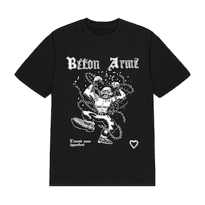 Op de afbeelding: Een zwart t-shirt met korte mouwen en een witte grafische print van een gespierd figuur dat kettingen doorbreekt. De tekst "B&eacute;ton Arm&eacute;" staat bovenaan, met "L'avenir nous appartient" en een kleine hartvormige kettingschakel onderaan.