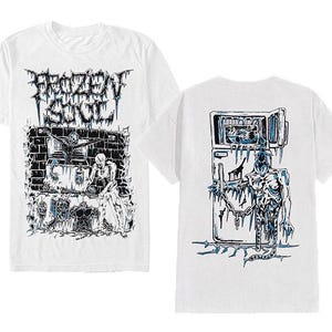 Peut inclure: T-shirt blanc avec un motif graphique. Le devant pr&eacute;sente le texte "FROZEN SOUL" dans une police gothique, une figure squelettique et un mur de briques. Le dos montre une figure &eacute;mergeant d'un cong&eacute;lateur. Le design est en noir et bleu.