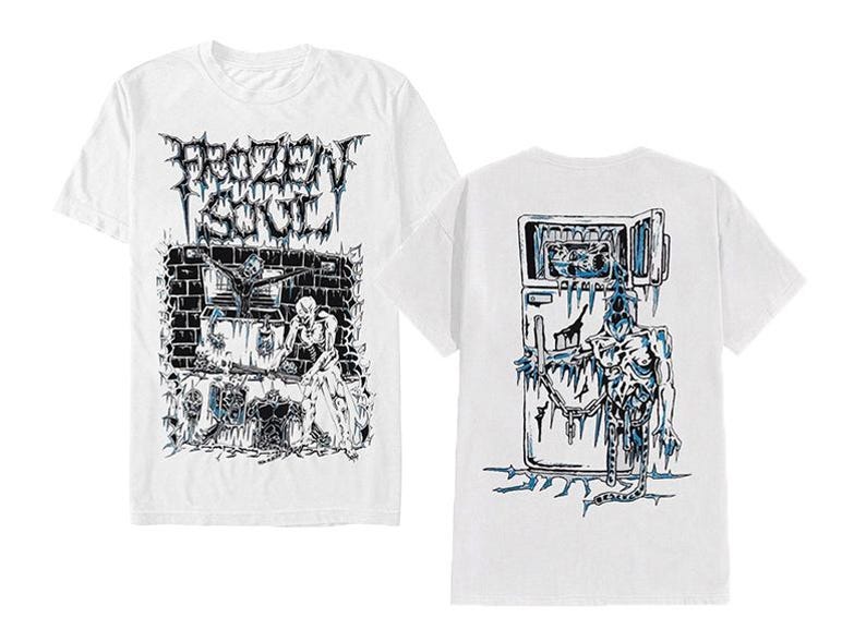Peut inclure: T-shirt blanc avec un motif graphique. Le devant pr&eacute;sente le texte "FROZEN SOUL" dans une police gothique, une figure squelettique et un mur de briques. Le dos montre une figure &eacute;mergeant d'un cong&eacute;lateur. Le design est en noir et bleu.