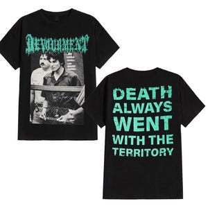 Puede incluir: Camiseta negra con una imagen en blanco y negro de dos personas. La palabra "DEVOURMENT" está impresa en turquesa en la parte superior. La parte posterior de la camiseta tiene el texto "DEATH ALWAYS WENT WITH THE TERRITORY" en turquesa.