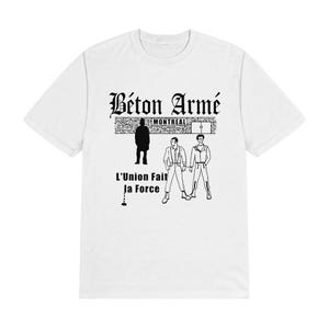Pu&ograve; includere: Una t-shirt bianca a maniche corte con una stampa grafica nera. Il design include il testo B&eacute;ton Arm&eacute;, Montreal e L'Union Fait La Force, insieme alla sagoma di una persona e a due figure disegnate a linee che stanno in piedi vicine.