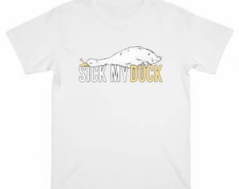 Puede incluir: Camiseta blanca con un diseño humorístico. Presenta un dibujo de un pato tumbado, con el texto "SICK MY DUCK" en negro y amarillo. El diseño está centrado en la parte delantera. La camiseta tiene cuello redondo y mangas cortas.
