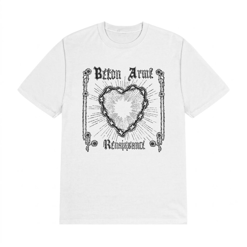 Puede incluir: Una camiseta blanca de manga corta con un estampado gr&aacute;fico negro de un coraz&oacute;n hecho de cadenas, rodeado de l&iacute;neas radiantes y bordes florales. El texto "B&eacute;ton Arm&eacute;" aparece sobre el coraz&oacute;n y "Renaissance" est&aacute; impreso debajo.