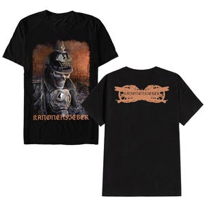 Op de afbeelding: Zwart t-shirt met een gedetailleerde illustratie van een schedel met een militaire helm en gasmasker, met de tekst "KANONENSIEBEL" eronder. De achterkant van het shirt toont een bruine afbeelding en dezelfde tekst.