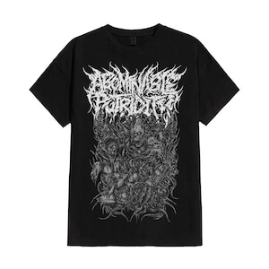 Puede incluir: Camiseta negra con un diseño gráfico detallado en escala de grises. El diseño incluye el texto "ABOMINISTE PURIDITA" en una fuente estilizada sobre una ilustración compleja de figuras. La camiseta es de estilo cuello redondo clásico.