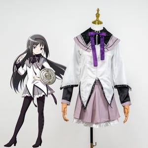 Peut inclure: Un costume de style anime blanc et lavande avec des détails noirs. La tenue comprend un haut à col avec un nœud violet, une jupe plissée et des manches noires. Une illustration de personnage assortie est à gauche.