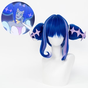Op de afbeelding: Blauwe pruik met pony en twee staarten, gestyled met paarse strepen en stervormige haaraccessoires. De pruik wordt getoond op een witte mannequinhoofd, met een cartoonafbeelding van een personage met vergelijkbaar haar.