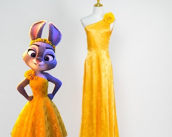 Judy Gelbes Kleid Cosplay Kostüm Handgemachtes One-Shoulder-Blumenkleid mit Rose Accessoires Elegantes Bühnenoutfit für die Abschlussballparty