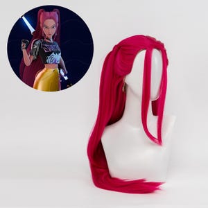 Puede incluir: Una peluca fucsia vibrante con raya a un lado y mechones largos y lisos. Se muestra sobre una cabeza de maniquí blanca. Un gráfico circular muestra un personaje de dibujos animados con pelo a juego.