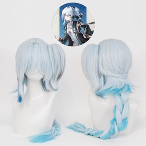 Puede incluir: Peluca de cosplay azul claro con una trenza larga y flequillo. La peluca presenta un diseño de dos tonos, con los extremos del cabello y la trenza en un tono de azul más brillante. Una ilustración de personaje es visible en el fondo.
