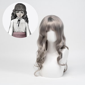 Puede incluir: Una larga peluca gris ondulada con flequillo, exhibida en una cabeza de maniquí blanca. La peluca tiene rizos suaves y un estilo natural. Una ilustración de una niña con cabello similar está en el fondo.