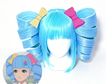 Peluca sintética azul rizada con dos coletas y flequillo, ideal para convenciones y sesiones de fotos.