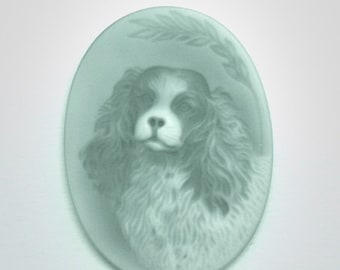 Verde ónix Cameo talla de un King Charles Spaniel, Imagen de un perro, Tallado de perro, collar colgante, gargantilla, broche, pin de sombrero
