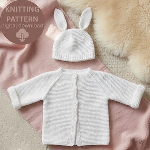 Puede incluir: Un conjunto blanco de cárdigan y gorro de conejito para bebé. El cárdigan tiene mangas largas y botones. El gorro presenta largas orejas de conejo erguidas. La imagen incluye el texto "KNITTING PATTERN digital download".