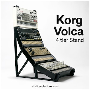 Peut inclure: Un support noir à quatre niveaux conçu pour les synthétiseurs Korg Volca. Le support contient quatre appareils de musique électronique, chacun avec des boutons et des touches. Le support est noir sur fond blanc. Le texte sur l'image indique "Korg Volca 4 tier Stand".