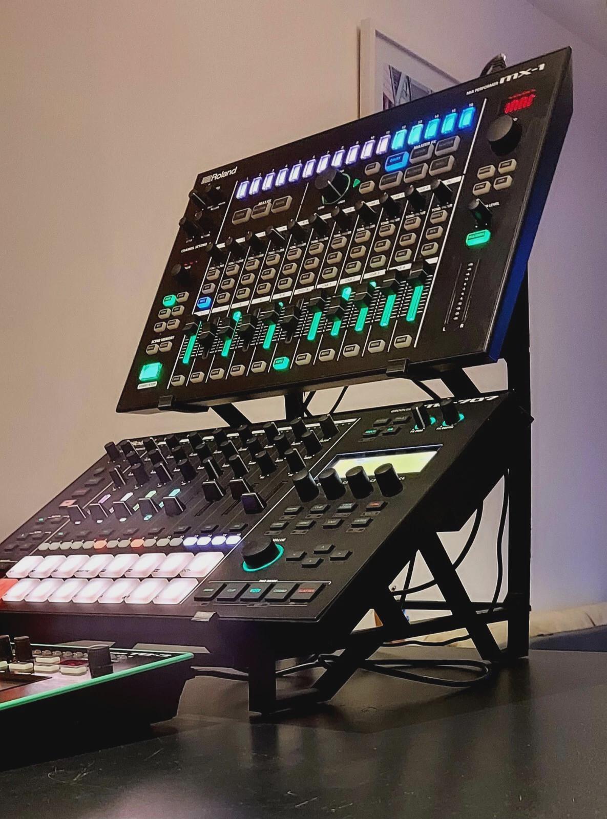 Tr8s Stand - Etsy