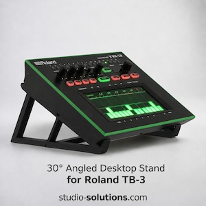 Op de afbeelding: Een zwarte desktopstandaard met een hoek van 30 graden, ontworpen voor de Roland TB-3 synthesizer. De standaard heeft een stevig frame dat het apparaat verhoogt voor een betere zichtbaarheid en toegang tot de aanraakinterface en knoppen.