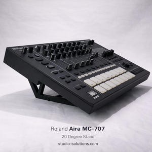 Puede incluir: Un letrero de madera rústico con el texto "Welcome to our home" en letras blancas. El letrero presenta un acabado envejecido y un diseño simple y acogedor, ideal para la decoración de la puerta principal.